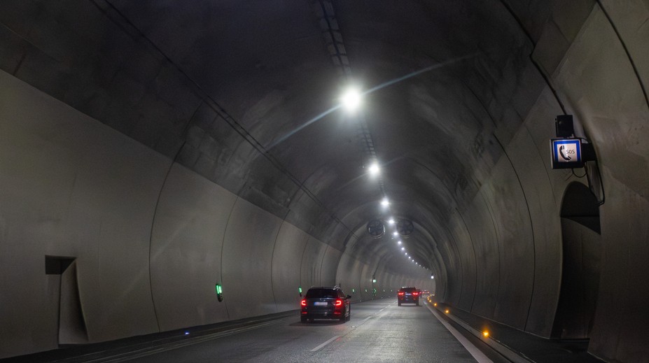 Nehoda uzavrela tunel Višňové. Zrazili sa dve dodávky, dopravu odklonili
