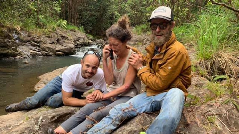 Dojímavý moment: Žena, ktorú našli stratenú v divočine po 17 dňoch, telefonuje svojim rodičom