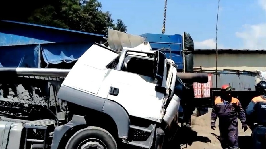 VIDEO: Nešťastie v Rusku. Počas vykládky sa zrútil príves, vodič na mieste zahynul