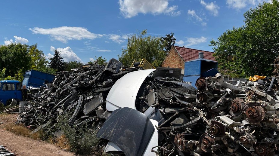 FOTO: Rozoberali autá načierno? Enviropolícia zasahuje pri Komárne