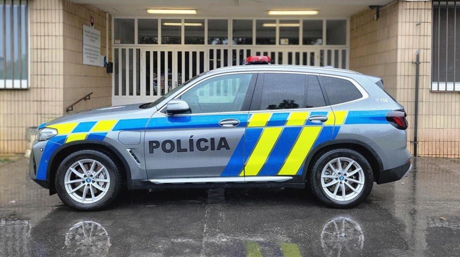 Výpadok semaforov v Bratislave. Na viacerých križovatkách riadili policajti dopravu ručne