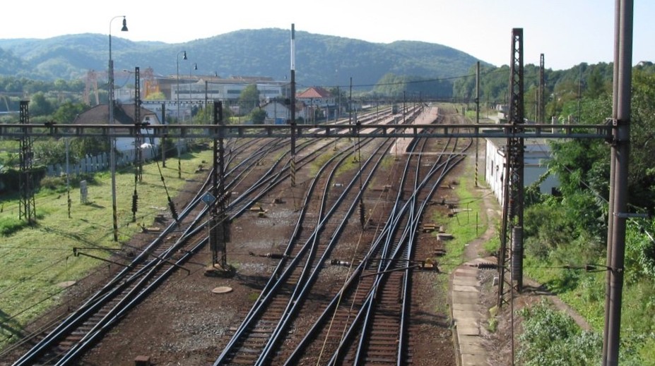 Nešťastie na železnici. Muž spadol z vagóna, zasahoval vrtuľník