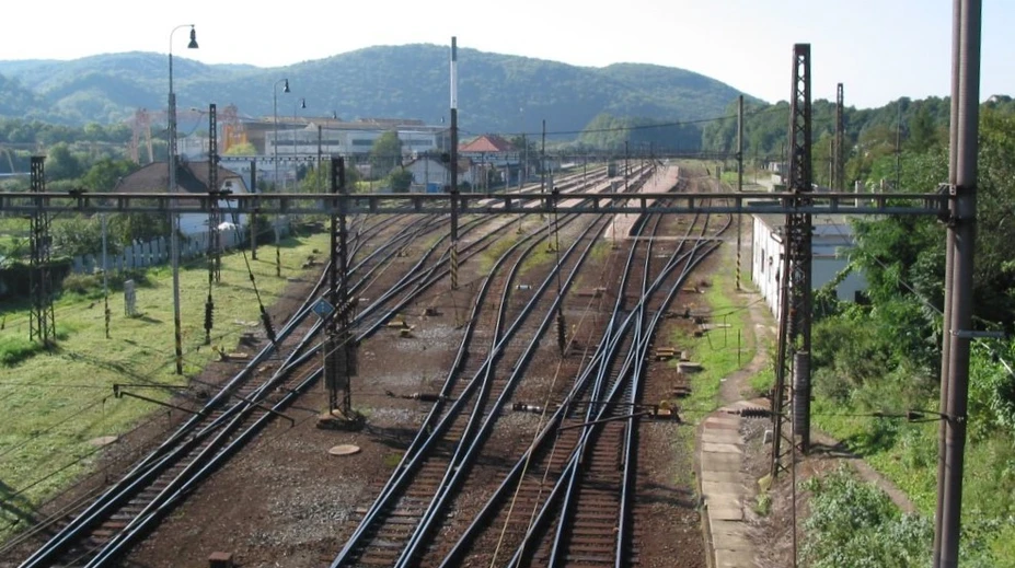 Nešťastie na železnici. Muž spadol z vagóna, zasahoval vrtuľník