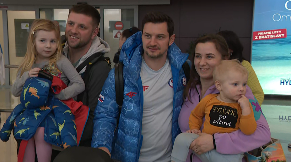 VIDEO: Slovenskí hokejisti sa vrátili v tichosti. Na letisku ich čakala len hŕstka fanúšikov