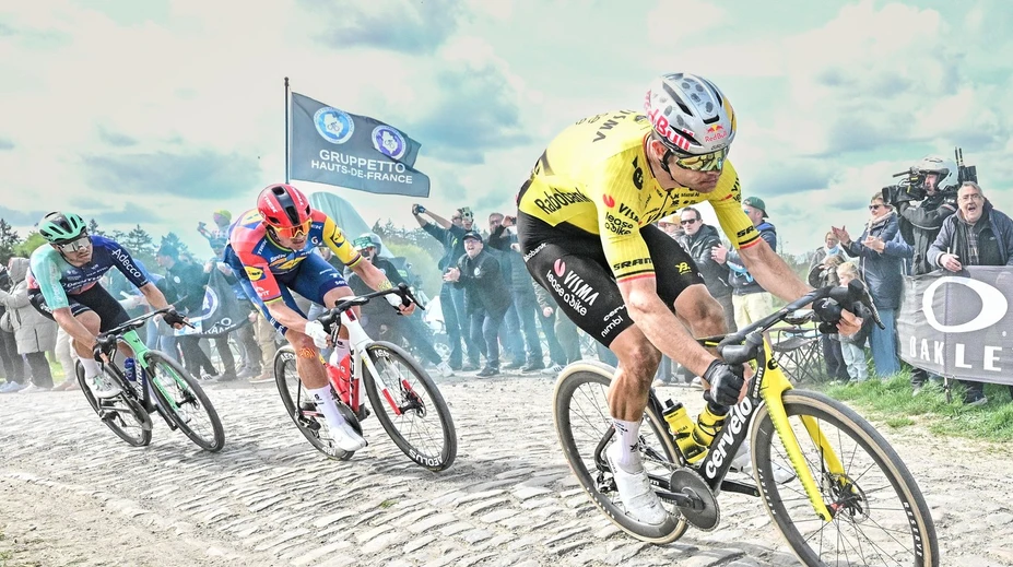 Van Aert po rokoch smoly vyhral Paríž-Roubaix. V pretekoch sezóny zdolal Pogačara na ikonickom velodrome