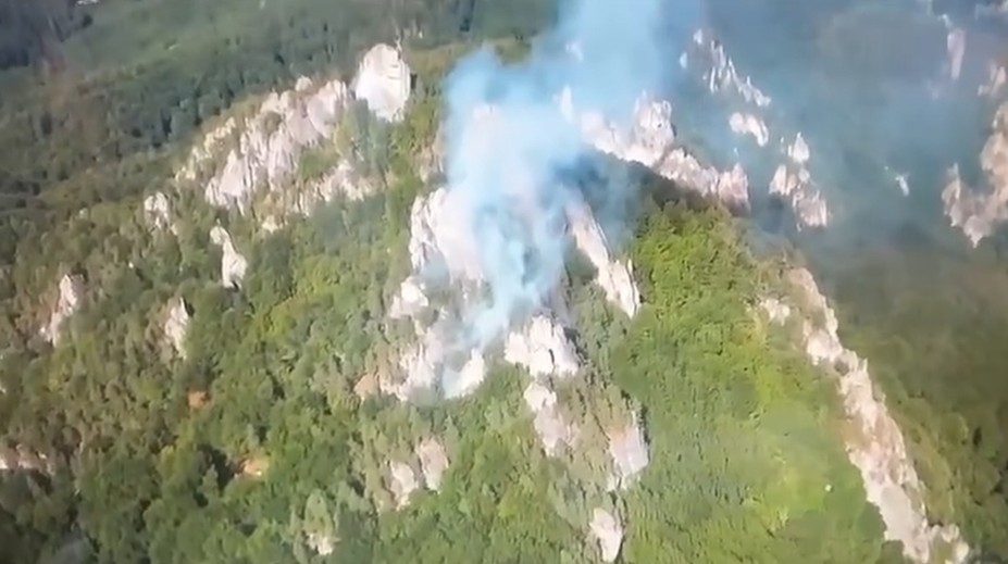 VIDEO: Požiar v Súľovských skalách. Hasiči bojujú s plameňmi v ťažko dostupnom teréne