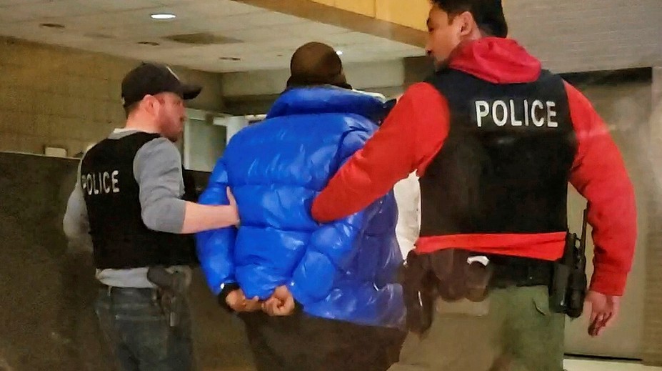 Sudca stanovil R. Kellymu kauciu milión dolárov. Obvinili ho zo sexuálneho zneužitia maloletých