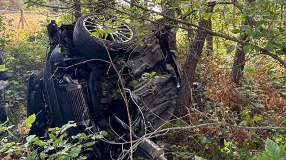 Na D2 pristál vrtuľník. Auto skončilo prevrátené mimo diaľnice
