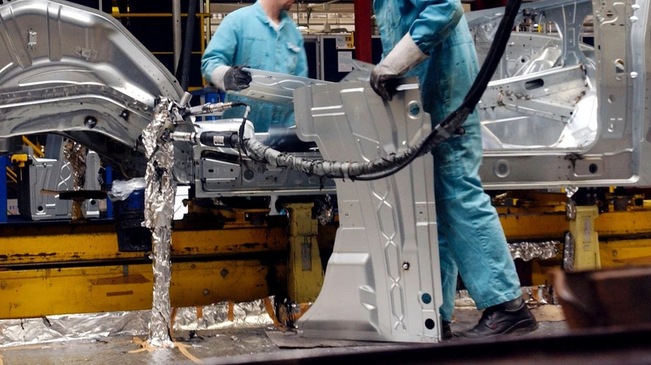 Známa automobilka dala robotníkom ultimátum:  Pracujte viac za rovnakú mzdu, inak môžeme zatvoriť závody