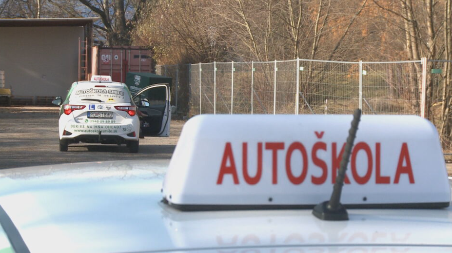 Budúci vodiči to budú mať komplikovanejšie. Vodičáky dražejú a skúšky budú náročnejšie