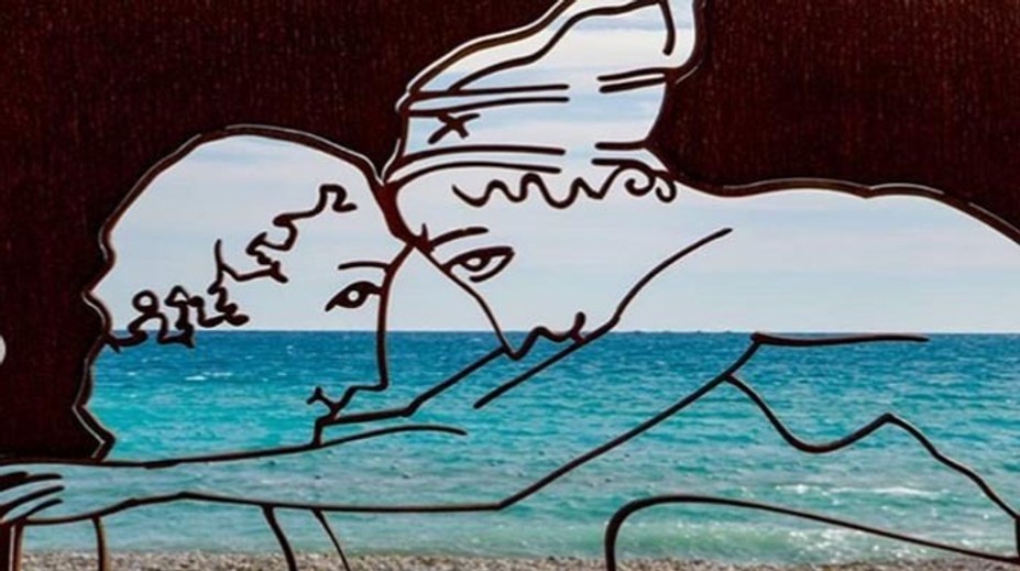 Zdesení turisti. Pobúrili ich sochy umiestnené na populárnej pláži v Španielsku