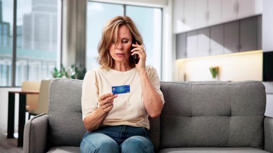 Podvodníci zneužívajú Vianoce, vďaka AI sú prefíkanejší. Toto je najčastejší varovný signál