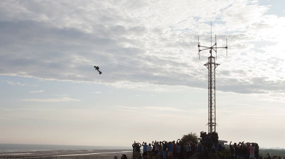 Francúz po prvý raz prekonal Lamanšský prieliv na flyboarde