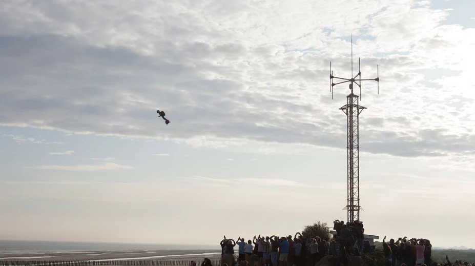 Francúz po prvý raz prekonal Lamanšský prieliv na flyboarde