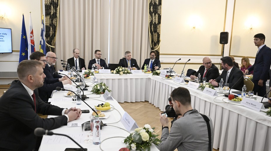 Výjazdové rokovanie za prísnych bezpečnostných opatrení: Vláda zasadá v Smoleniciach