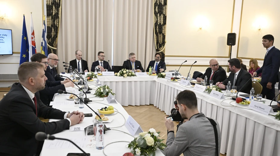 Výjazdové rokovanie za prísnych bezpečnostných opatrení: Vláda zasadá v Smoleniciach