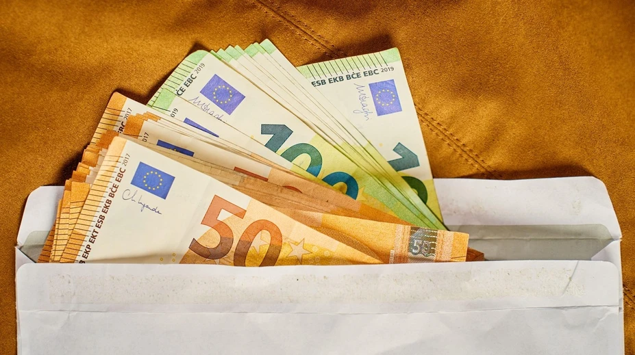 Vyhodila starú komodu. Zabudla, že sa v nej ukrývajú celoživotné úspory
