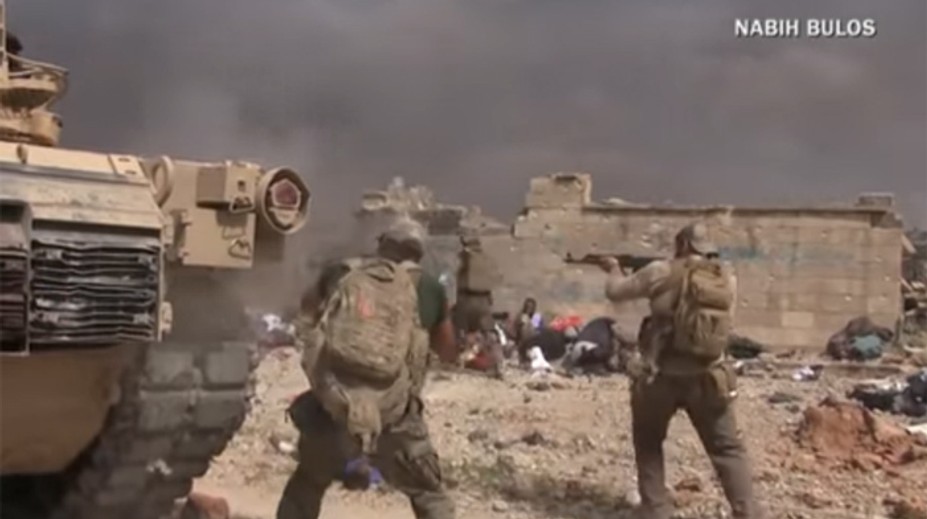 Medzi mŕtvolami uvidel živé dievčatko. Zachránil ho, aj keď okolo neho svišťali guľky