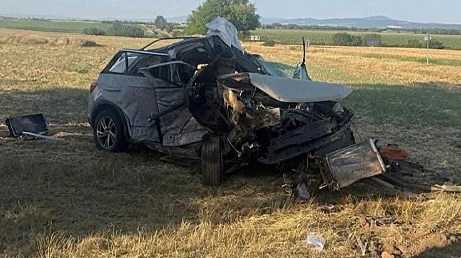 FOTO: Jedno z áut skončilo na šrot, vodič bojuje život. Vážna nehoda na križovatke