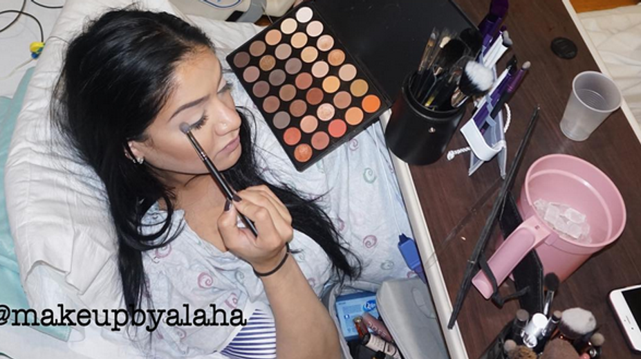 Počas kontrakcií sa líčila. Chcela mať dokonalú popôrodnú selfie