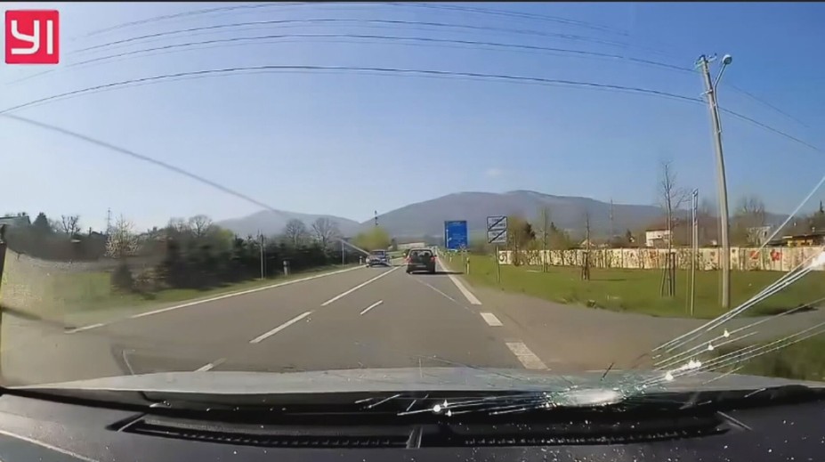 Absurdná nehoda: Zemiak „padol z neba“ po vtáčom súboji a rozbil auto v plnej rýchlosti