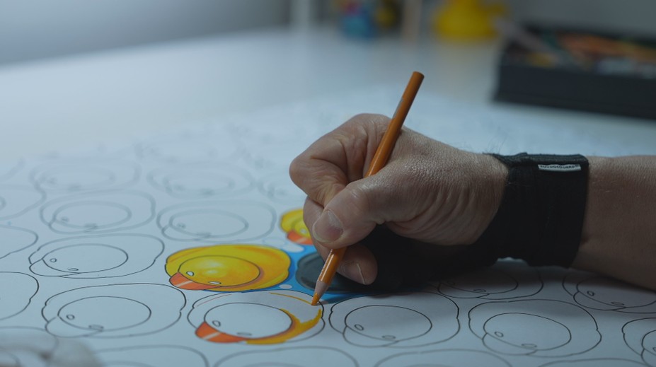 Spadol na úplné dno, skončil vo väzení: Umelec dnes pomáha deťom, jeho obrazy visia u známych osobností