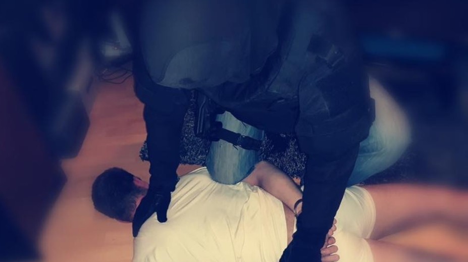 Sudca poslal za mreže mladíka, ktorý dobodal v Banskej Bystrici mladú ženu