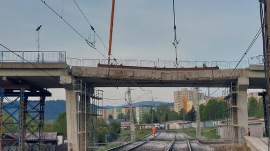 Konštrukciu mosta v Poprade odstránili skôr, začala sa obnova trate