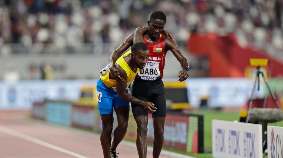 VIDEO: Svet ho ospevuje. Africký bežec pomohol vyčerpanému konkurentovi do cieľa