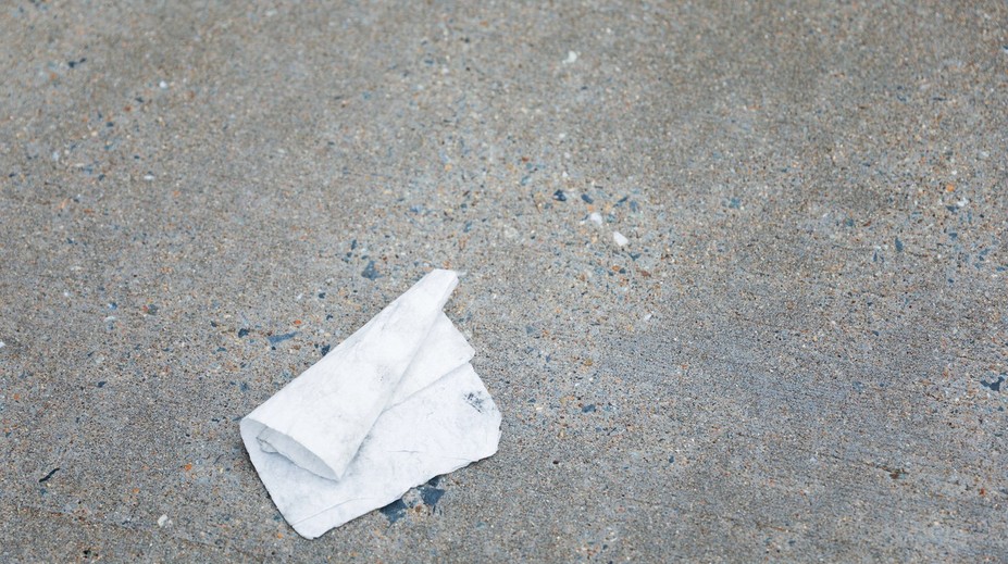 Muž našiel papier a chcel ho vyhodiť. Keď ho obrátil, zistil, že ide o bankovú zmenku na astronomickú sumu