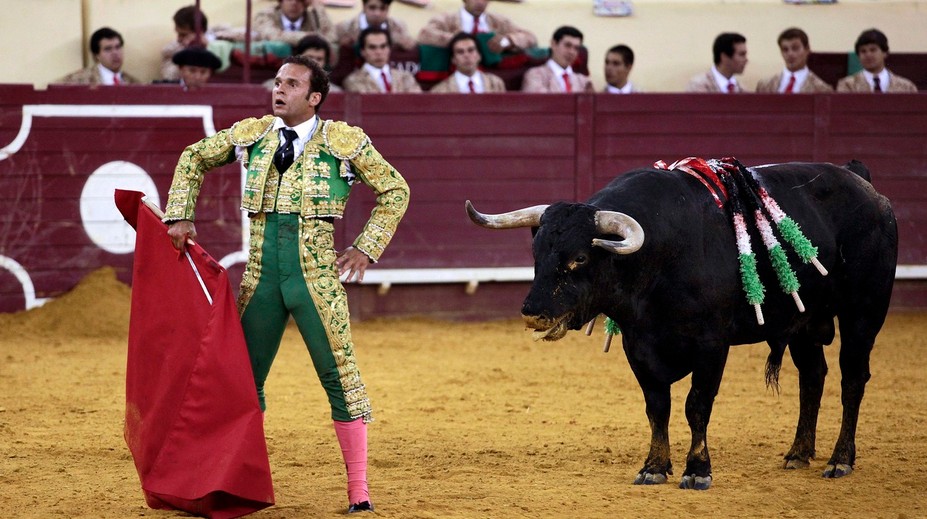 VIDEO: Tragédia na býčích zápasoch. Býk nabral toreadora (†22) a narazil s ním do ohrady, po šoku zomrel aj divák