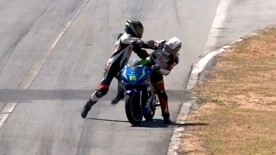 Bitka priamo na trati: Motocyklový pretekár po kolízii za jazdy presadol na súperovu motorku
