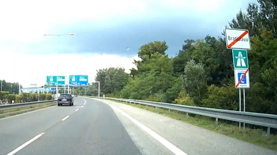 Zmätok na diaľnici. Objavili sa tabule, vďaka ktorým mohli vodiči jazdiť rýchlejšie, išlo o omyl