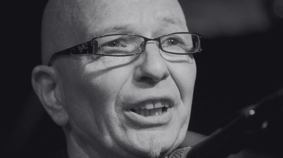 Hral s Mercurym aj Brianom Mayom. Zomrel bývalý basgitarista skupiny Queen