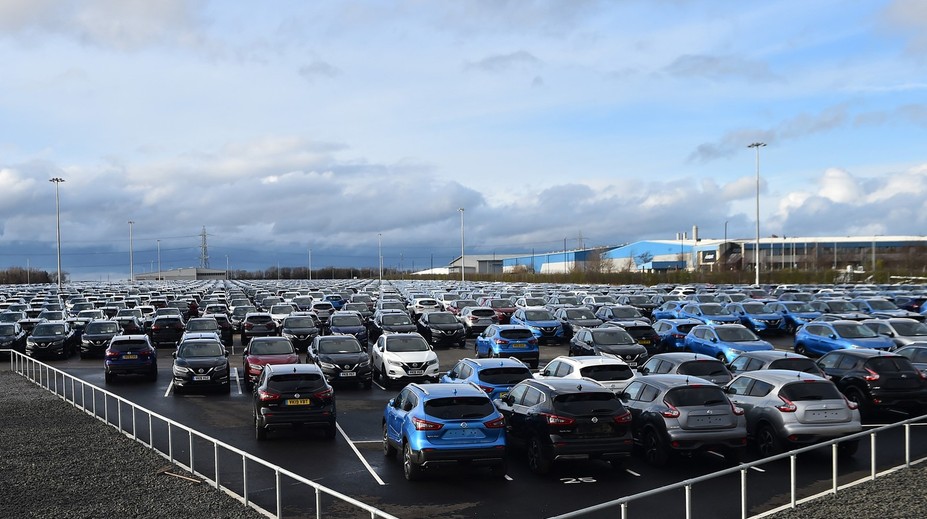 Známa automobilka sa topí v problémoch. Zachrániť ju má rival, napokon z toho nemusí byť nič