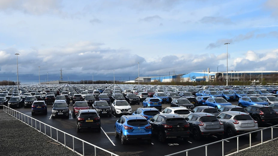 Známa automobilka sa topí v problémoch. Zachrániť ju má rival, napokon z toho nemusí byť nič