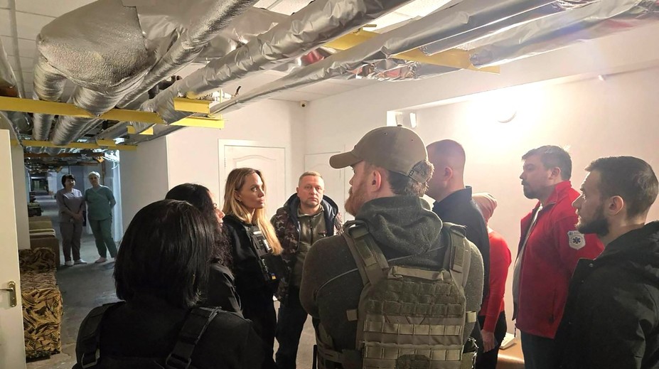 Angelina Jolie sa nečakane objavila na Ukrajine. Jej ukrajinského vodiča zadržali vojenské orgány