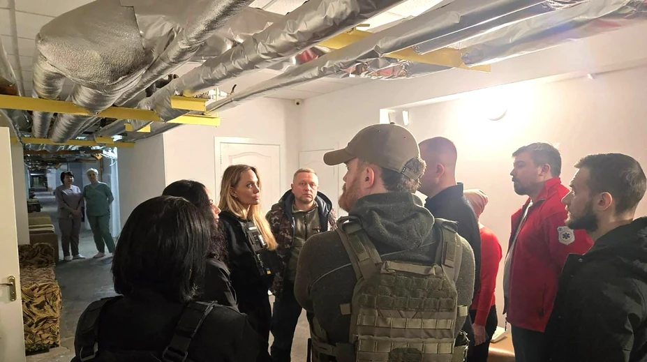 Angelina Jolie sa nečakane objavila na Ukrajine. Jej ukrajinského vodiča zadržali vojenské orgány