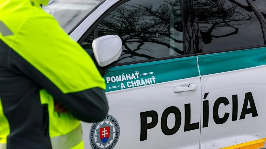 Nešťastná náhoda so šťastným koncom. Policajti zachránili dieťa, ktoré spadlo do kanalizačnej šachty