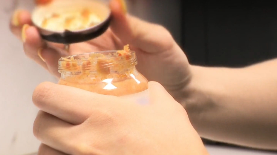 Jed v pohári pre bábätká: Pri otrave rozhodujú minúty, uznávaný pediater radí, čo nesmiete urobiť