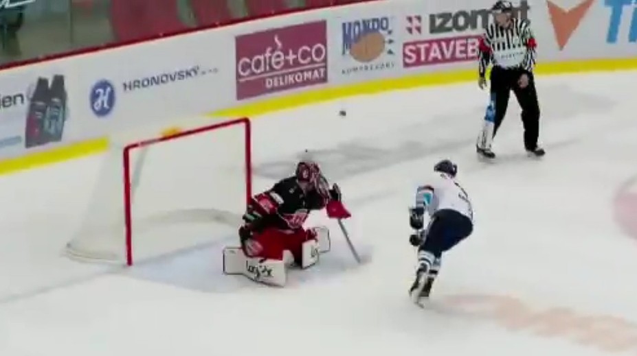 VIDEO: Slovák Gríger dal z nájazdu najkurióznejší gól roka v českej hokejovej extralige