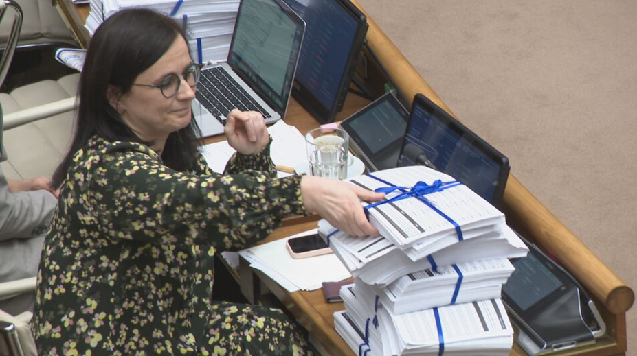 Diskusia o zrušení voľby poštou sa skončila ostrou roztržkou. Všetko spustila kopa papierov