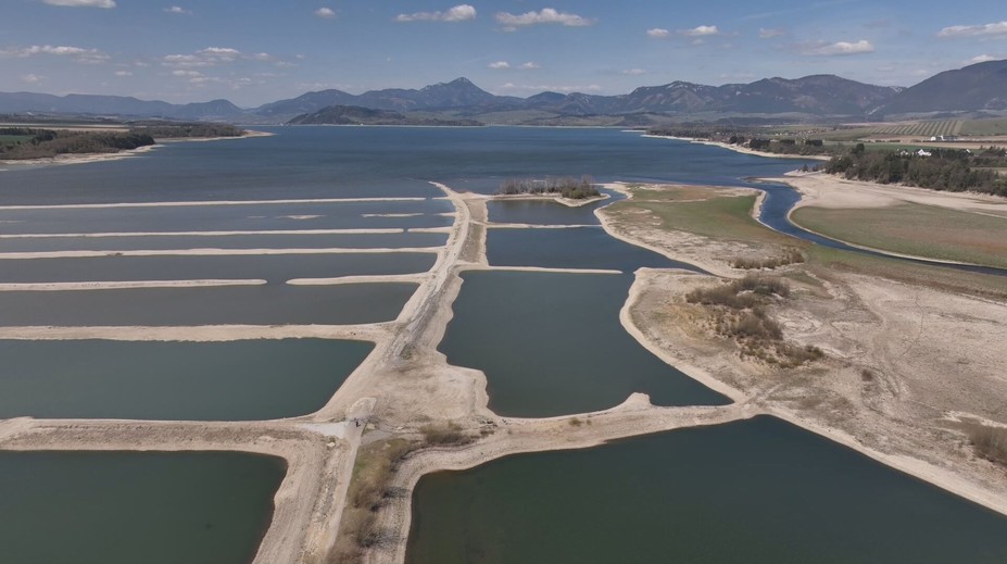 Liptovská Mara opäť odhaľuje dno. Z bahna dokonca vyčnievajú zvyšky dedín, ktoré počas jej výstavby zbúrali