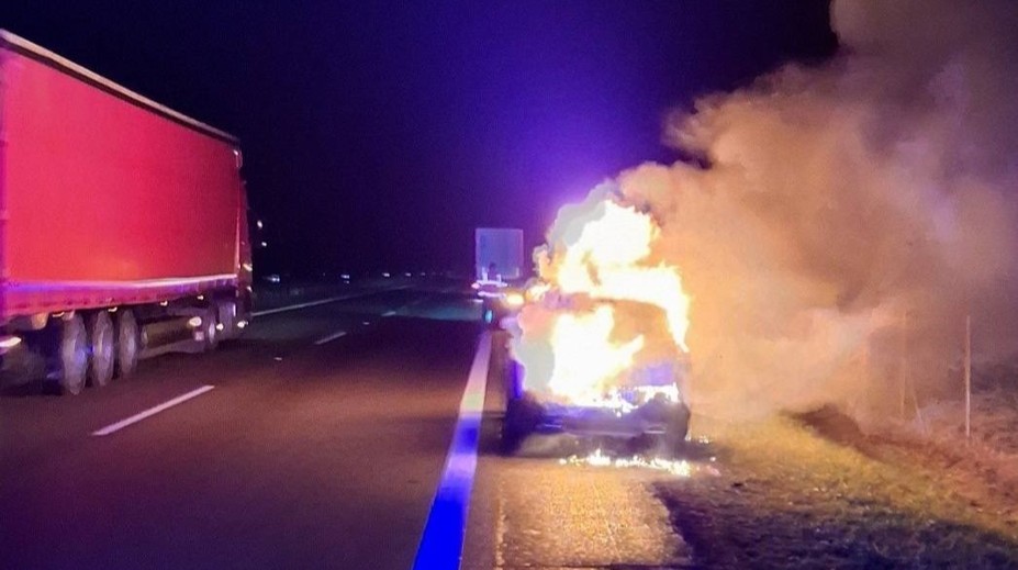 FOTO: Auto na R1 zachvátili plamene, zhorelo do tla