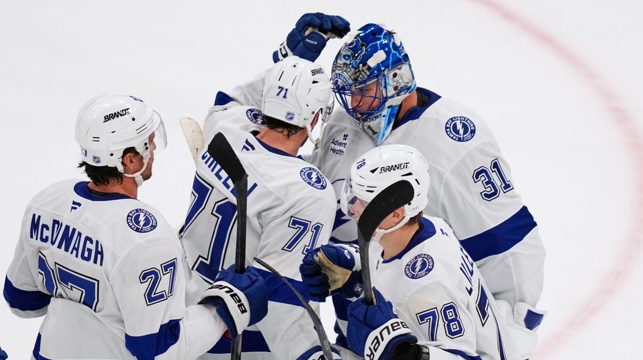 VIDEO: Tampa Bay s Erikom Černákom tesne zdolala Boston. Toews bodoval prvýkrát od návratu do NHL