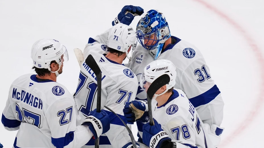 VIDEO: Tampa Bay s Erikom Černákom tesne zdolala Boston. Toews bodoval prvýkrát od návratu do NHL