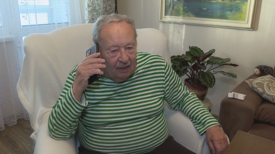Číslo dôchodcu sa omylom objavilo na internete. Denne mu volajú ľudia, nedajú mu ani spať