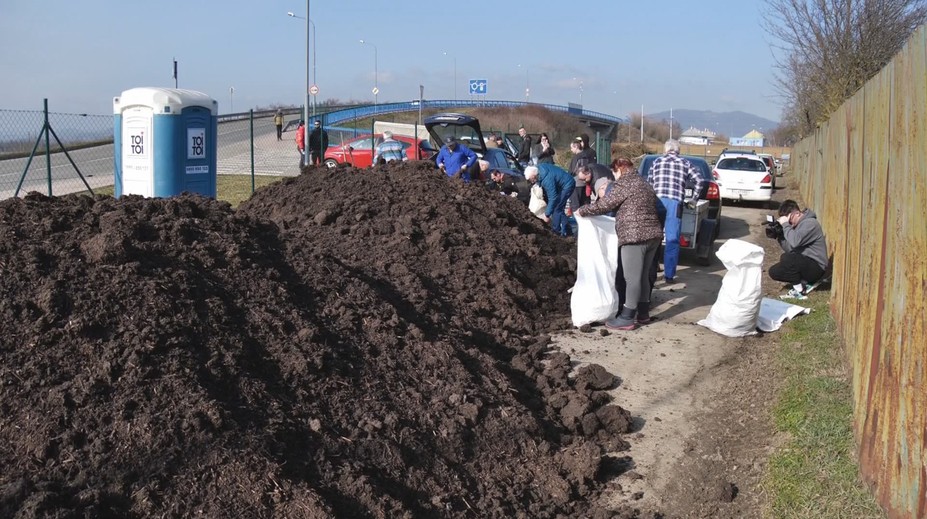 Poctivo triedili, prichádza zaslúžená odmena. V Dubnici nad Váhom dostávajú obyvatelia certifikovaný kompost