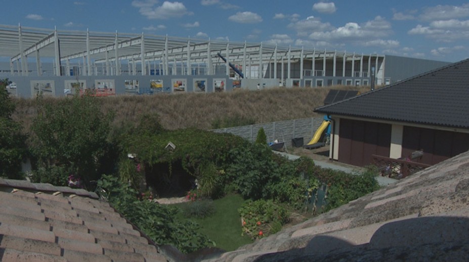 Praskajú im steny a trasú sa okná. Za rodinnými domami nečakane vyrástlo logistické centrum