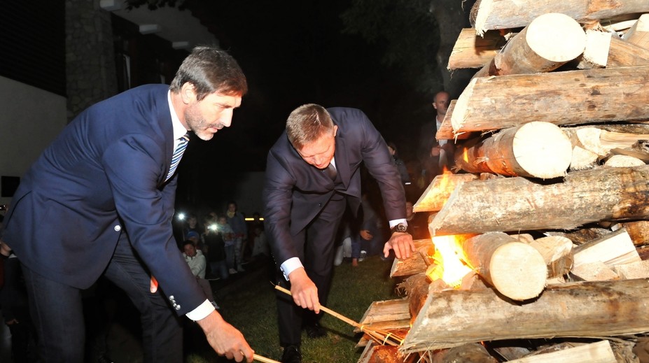 Fica vypískali na Kysuciach počas osláv zvrchovanosti. Vatru už expremiér zapáliť nešiel